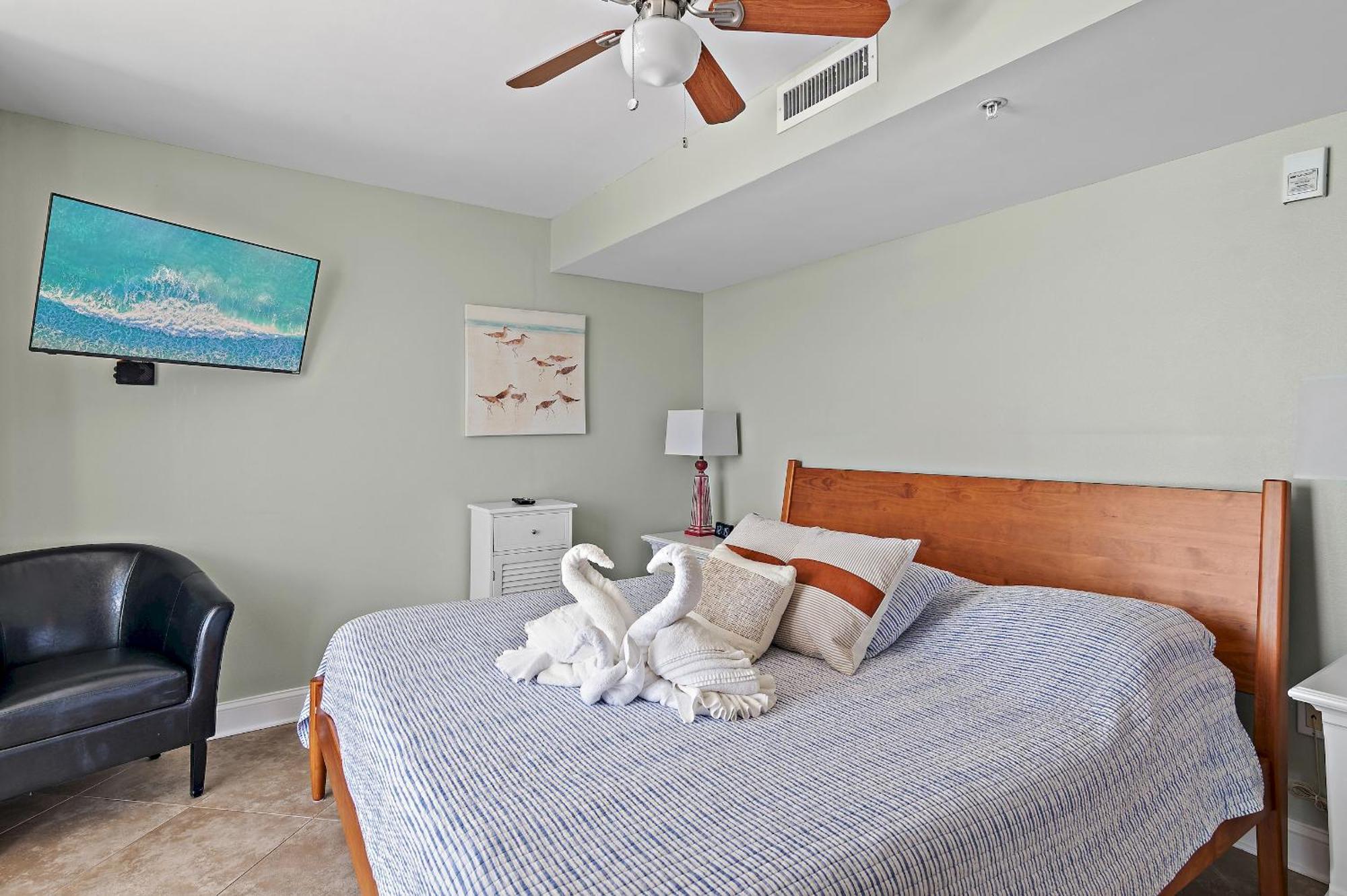 Biggest 2 Bedroom Corner Unit, 16th Flr Beachfront At Pelican Apartment *