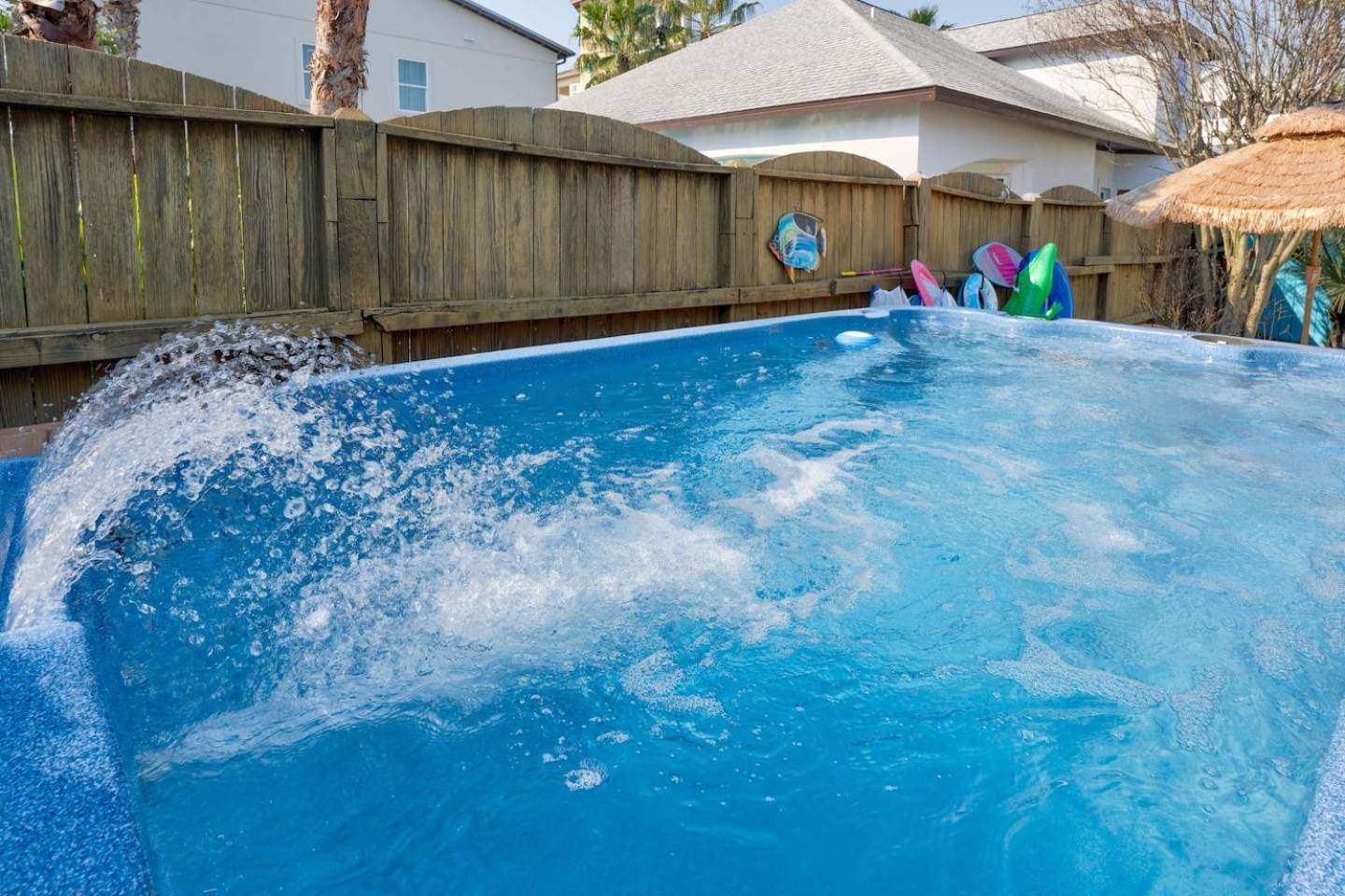 Private Access, Fenced Yard & Pet Friendly, Pool, Life House Holiday home