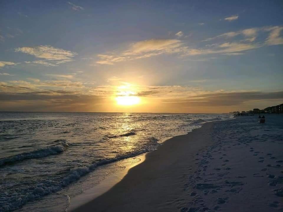 Pink Sunsets At The Palms Of Across From Beach, Heated Pool Shuttle & Dining Holiday home