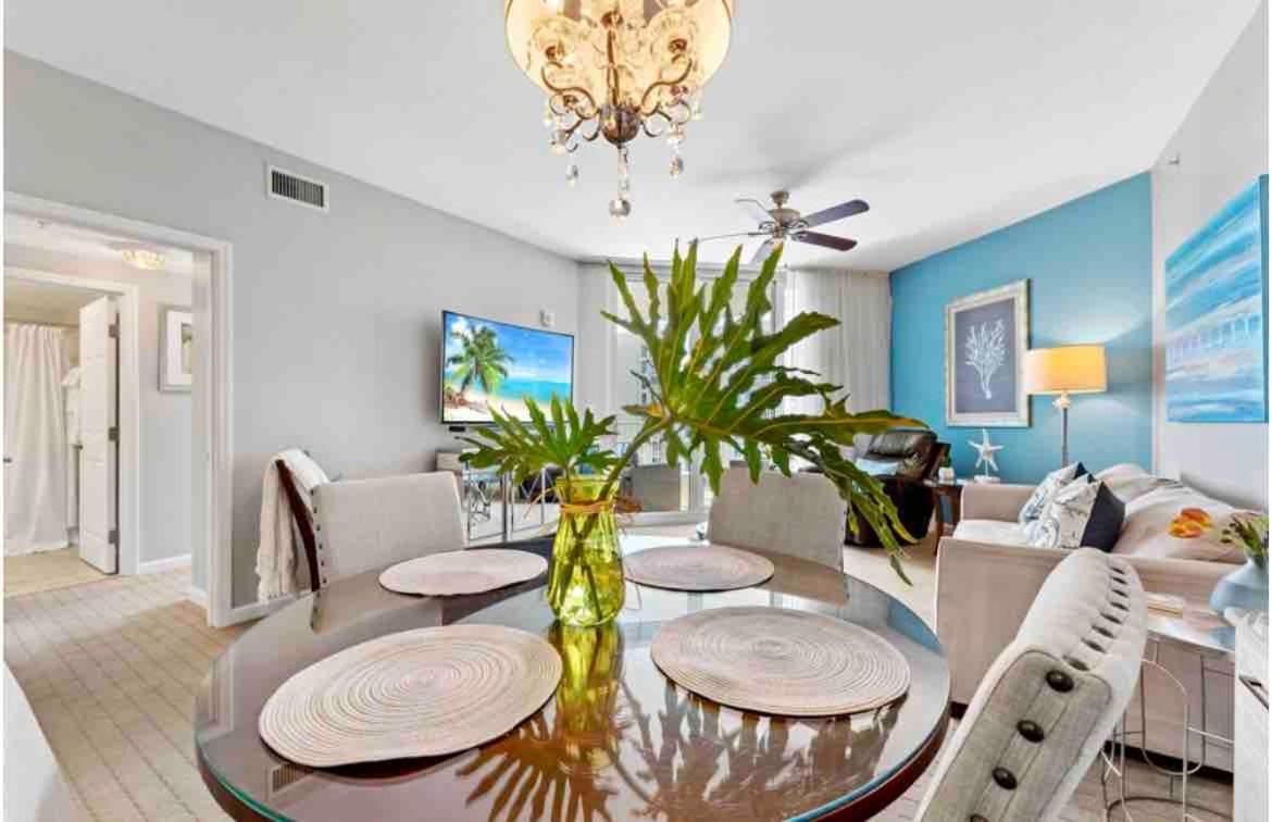 Pink Sunsets At The Palms Of Across From Beach, Heated Pool Shuttle & Dining Holiday home Destin
