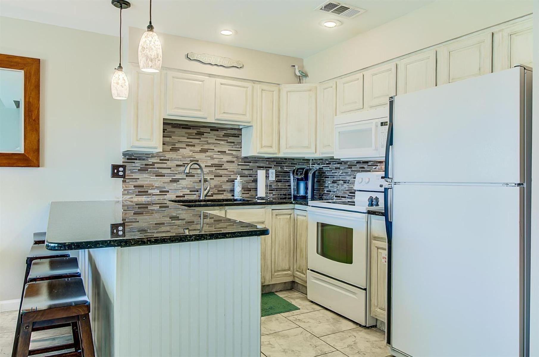 9 H Two Bedroom Apartment *