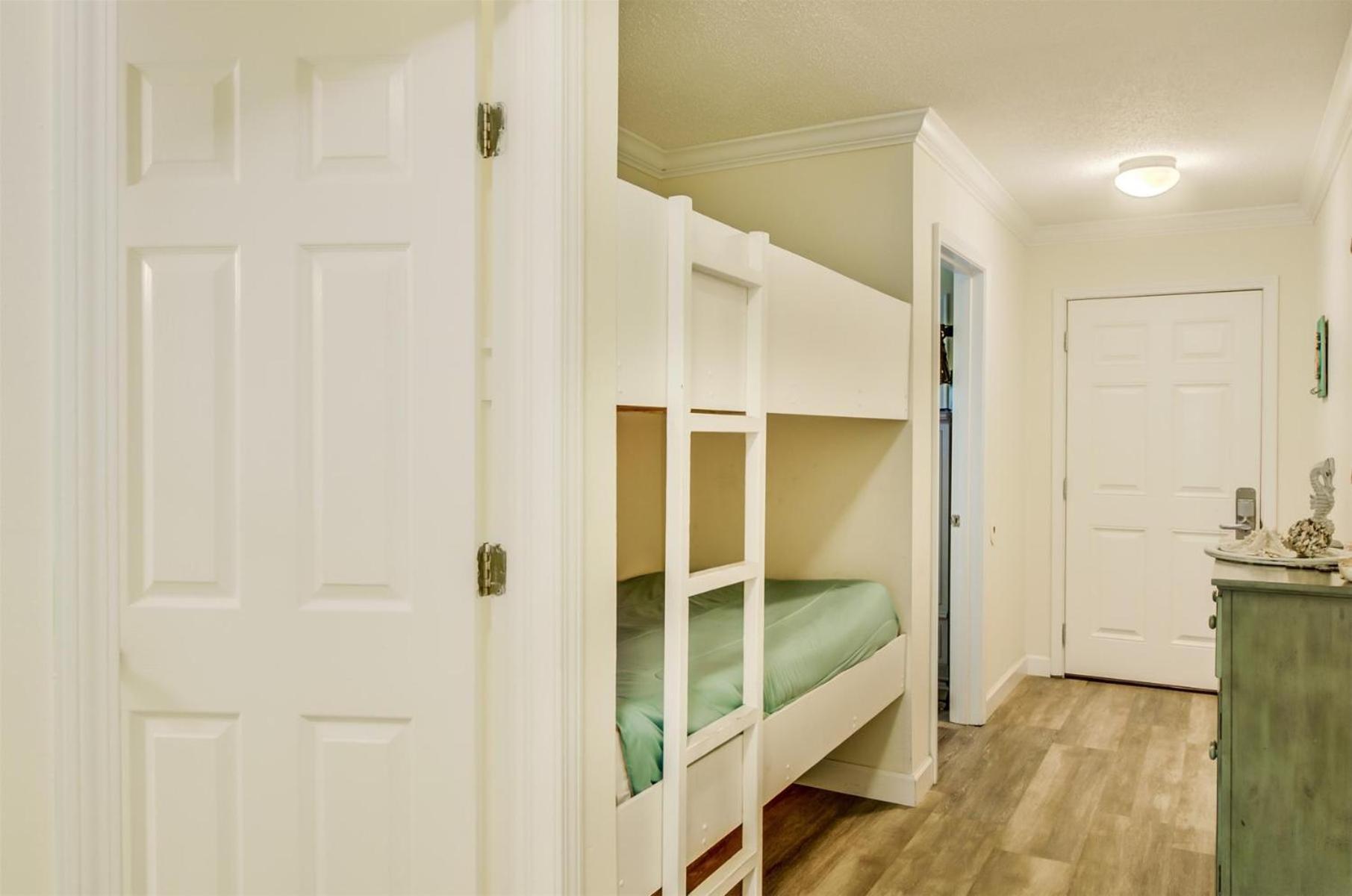 7 D, One Bedroom *