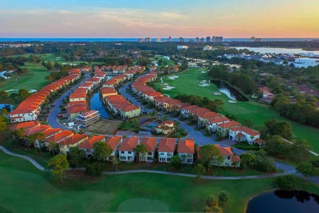 4 Bedroom House On The Golf Course With 2 Golf Carts!