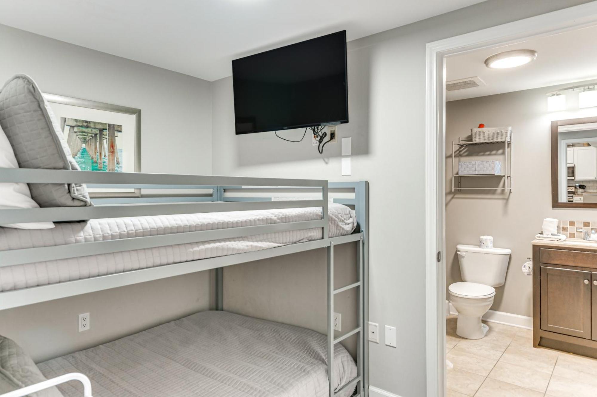 1 Mi To Henderson With Perks! Apartment *