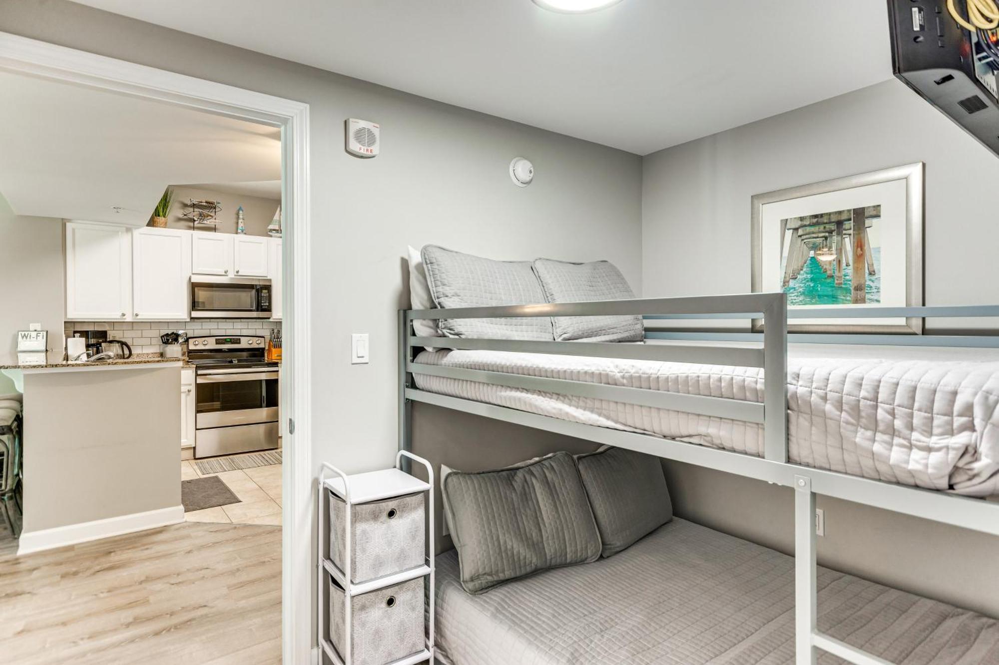 Apartment 1 Mi To Henderson With Perks! *