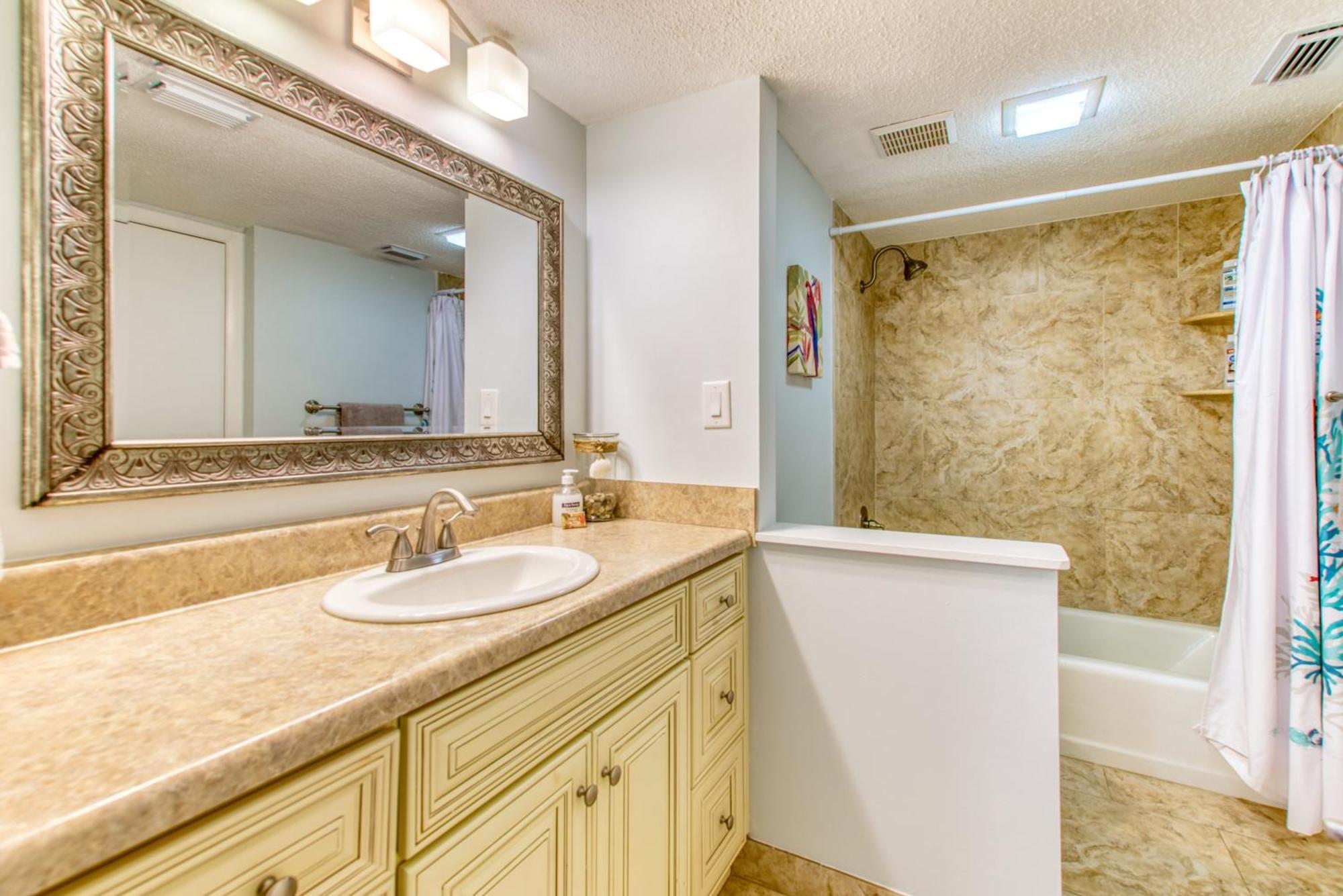 House C602 - Beachfront With Pool, Wifi, & Service Apartment *