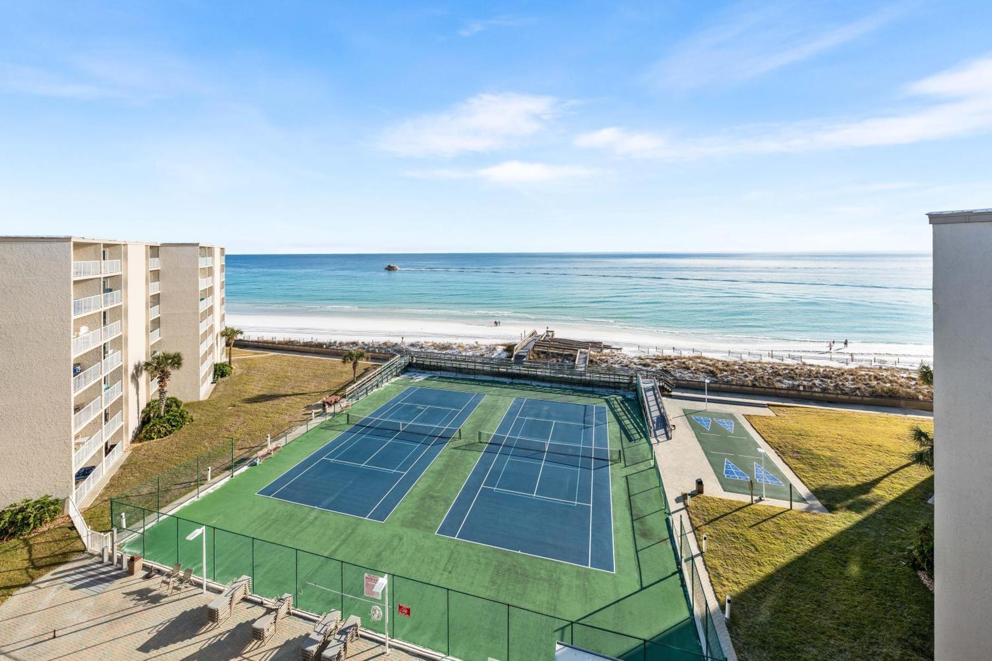 Surf And Racquet Unit 709