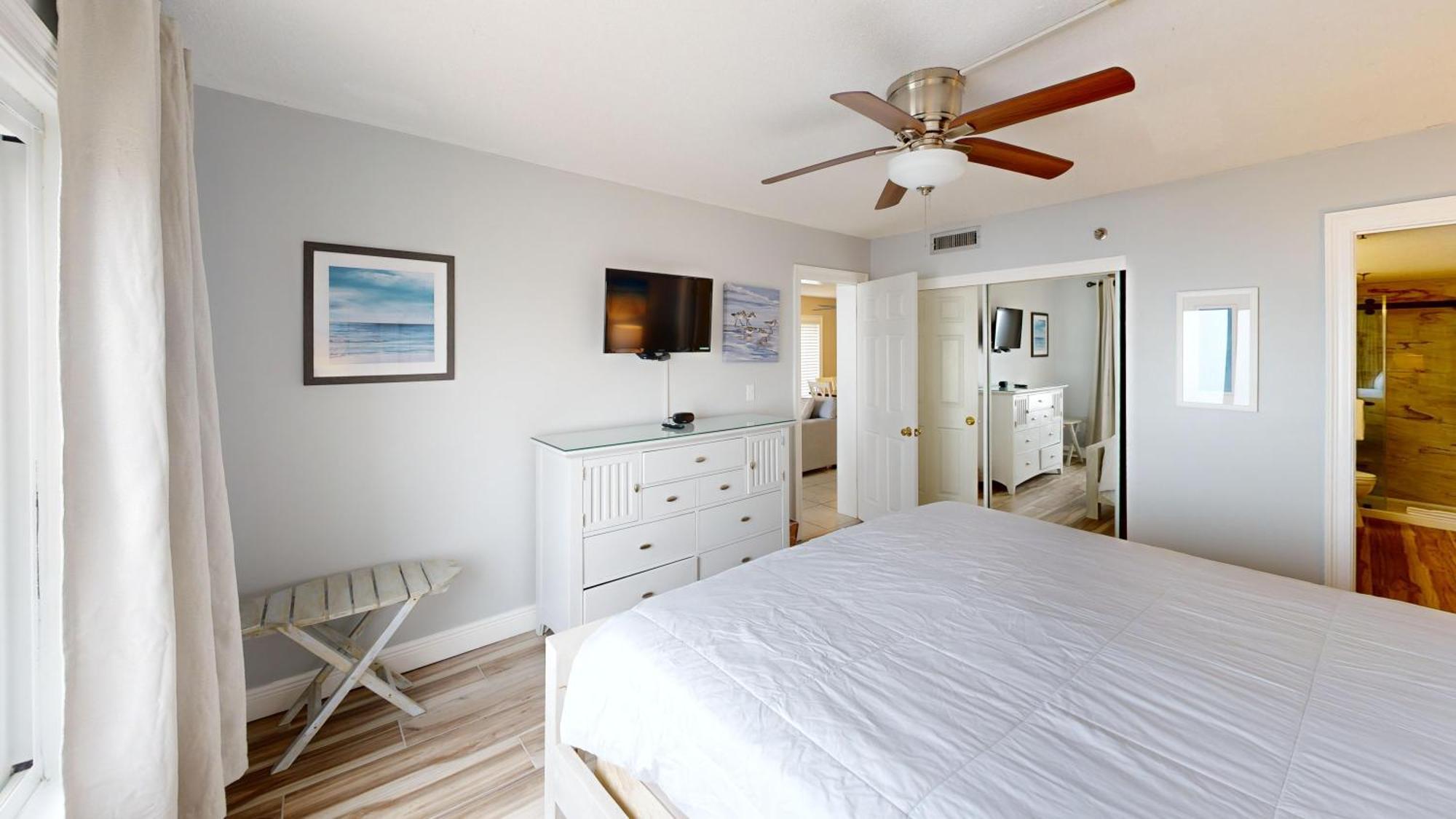On The Gulf 407-by Isle Apartment *