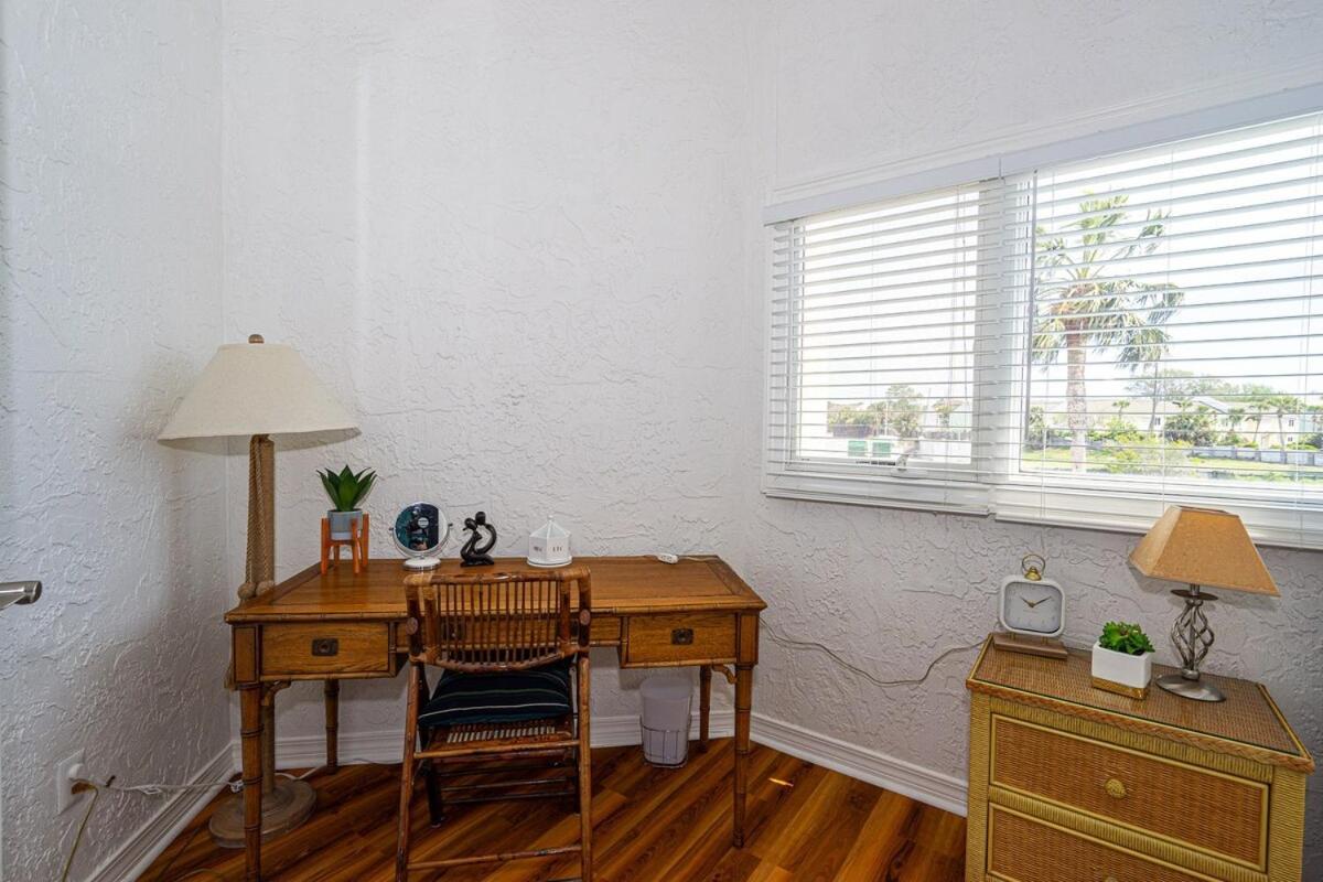 Lovely Townhome - Shoreline Towers Walk Pool Holiday home
