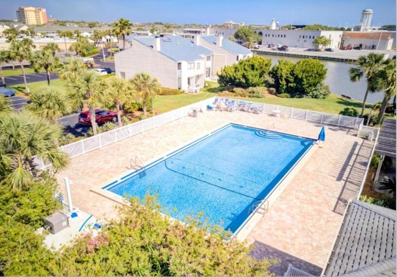 Lovely Townhome - Shoreline Towers Walk Pool *