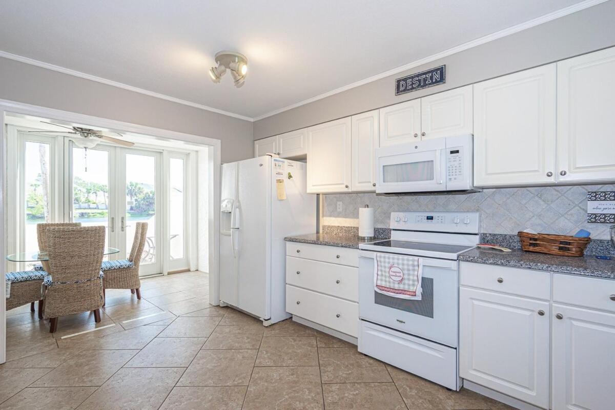 Lovely Townhome - Shoreline Towers Walk Pool Holiday home Destin