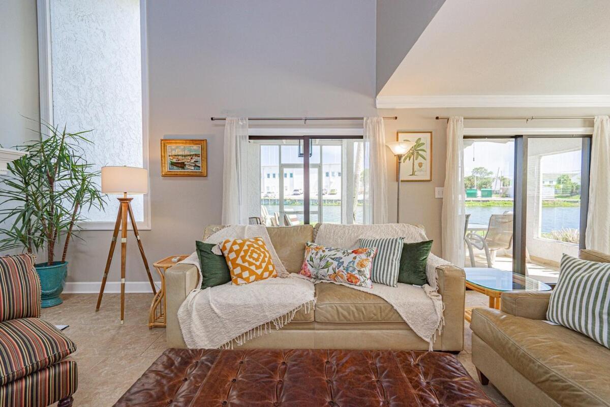 Lovely Townhome - Shoreline Towers Walk Pool Holiday home