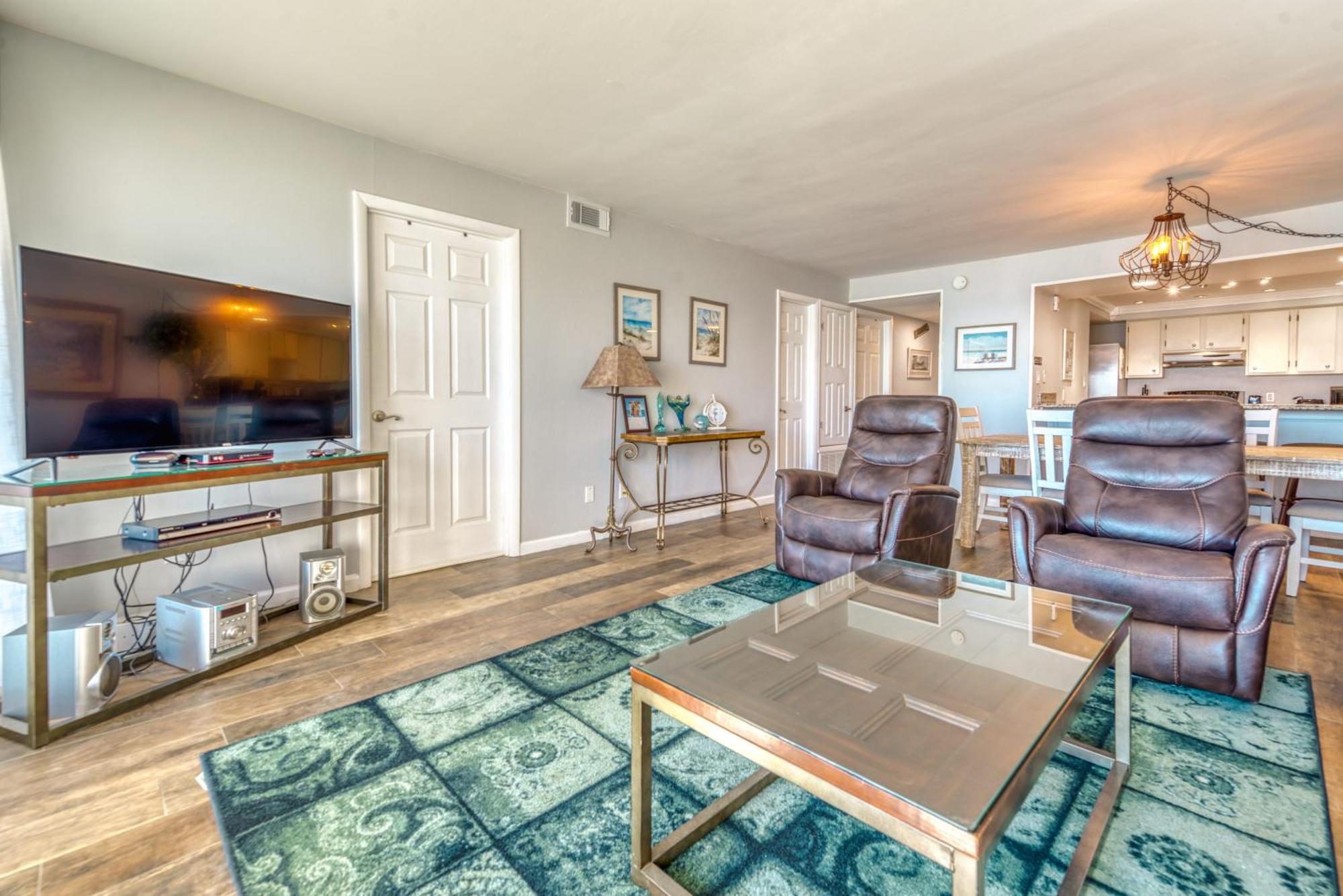 House C303 - Beachfront With Pool, Wifi, & Service Apartment
