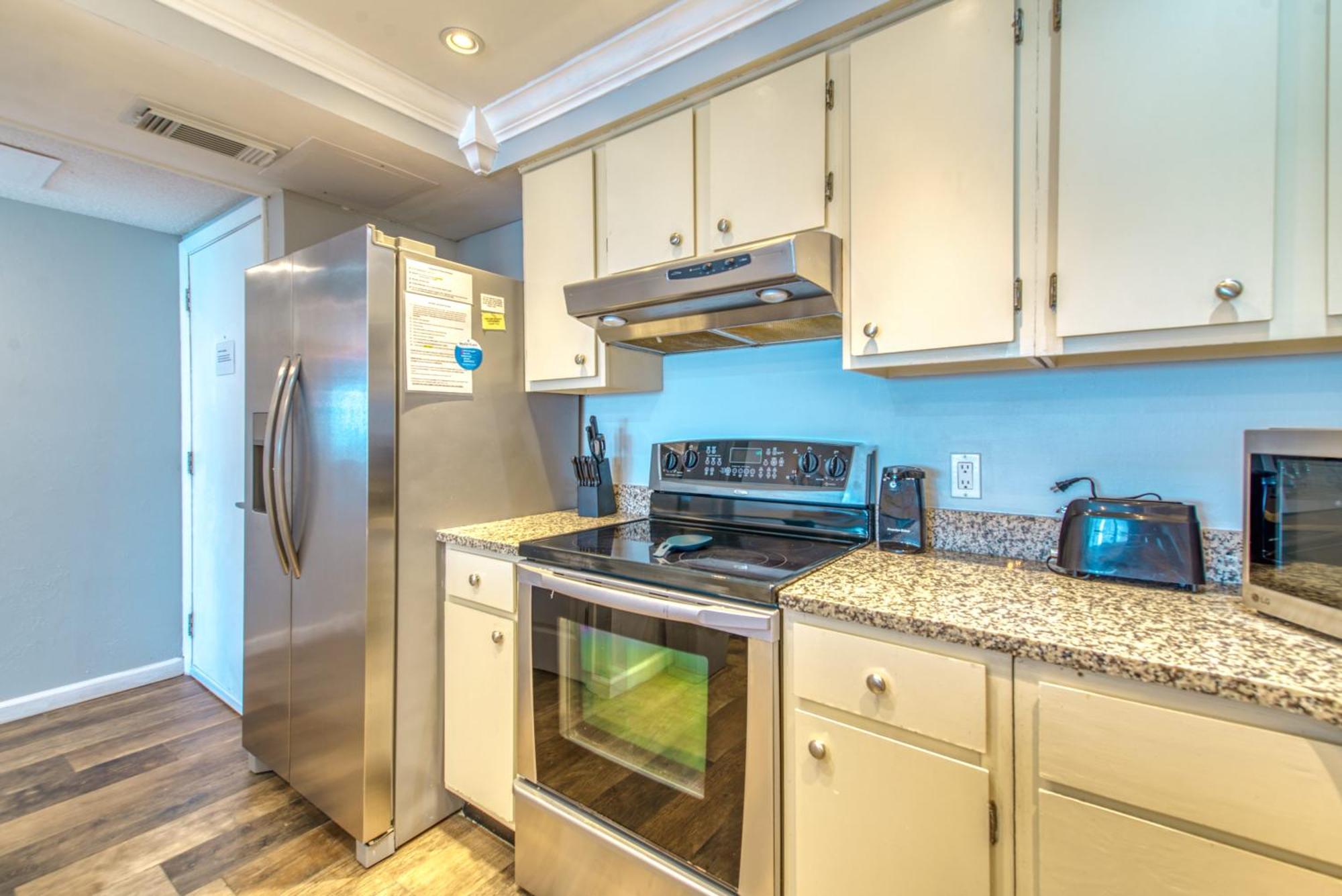 Apartment House C303 - Beachfront With Pool, Wifi, & Service *