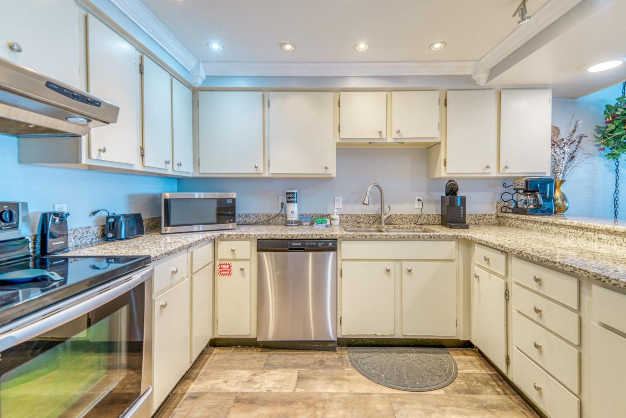House C303 - Beachfront With Pool, Wifi, & Service Apartment