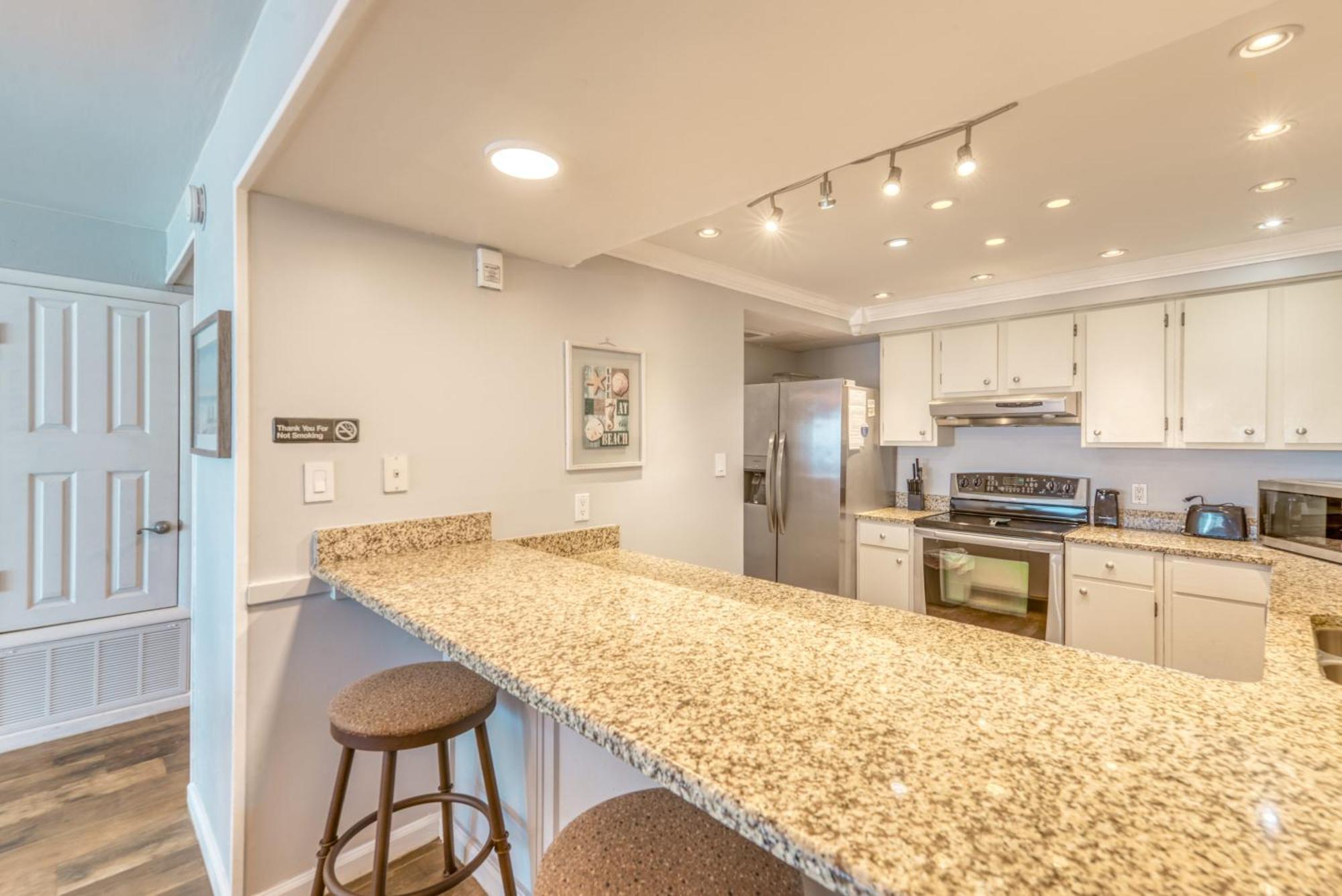 Apartment House C303 - Beachfront With Pool, Wifi, & Service *