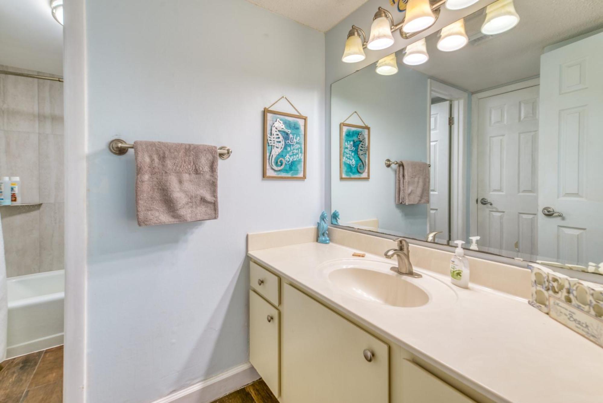 Apartment House C303 - Beachfront With Pool, Wifi, & Service