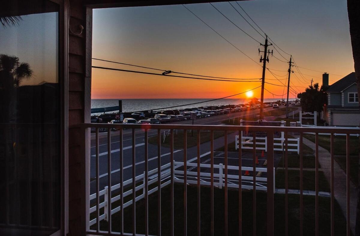 Cozy Beachfront Bliss With Ocean Views Apartment *