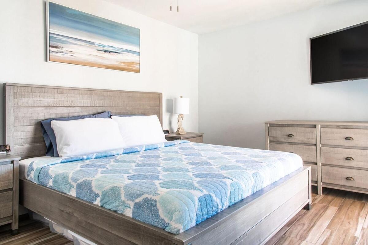 Cozy Beachfront Bliss With Ocean Views *