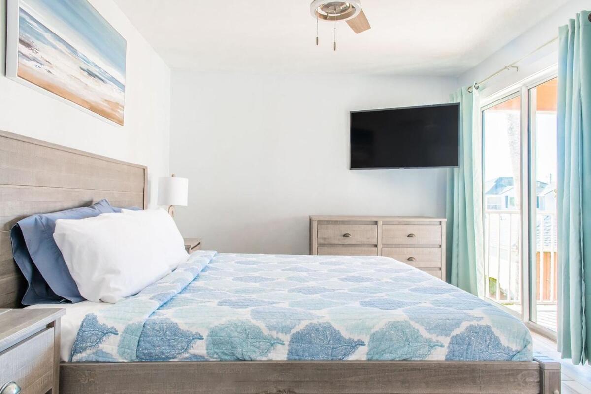Cozy Beachfront Bliss With Ocean Views Apartment *