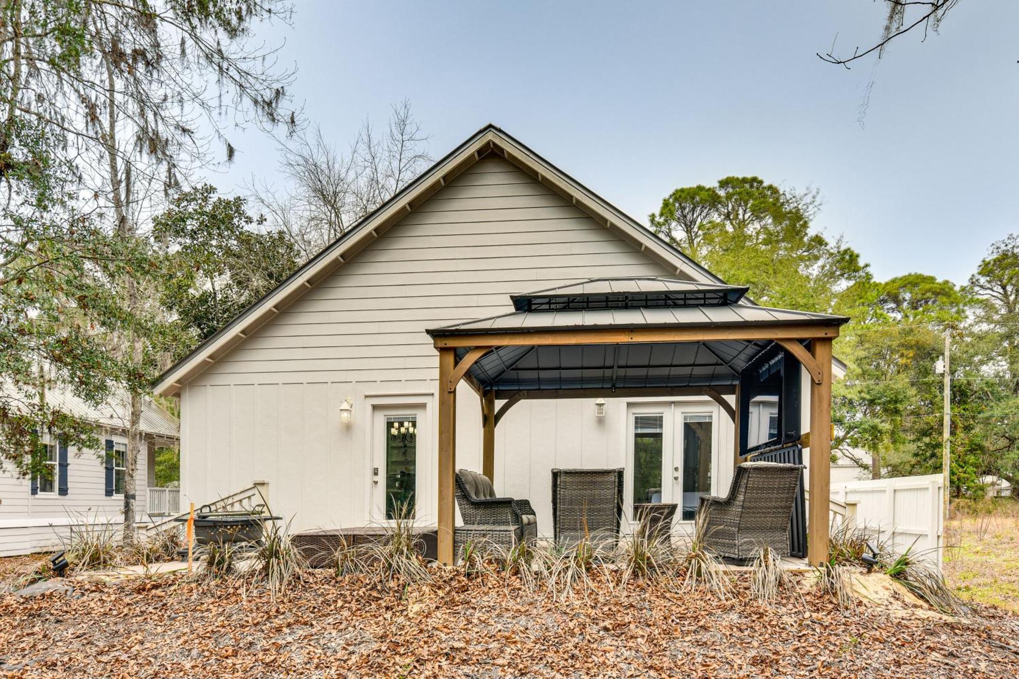 Walk To Choctawhatchee Bay Santa Rosa Home! Holiday home