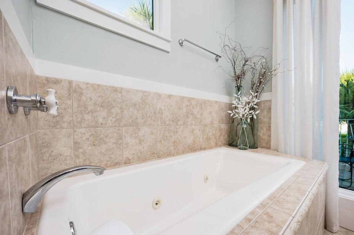 Luxury 3br Gated - Infinity Pool, Walk To Private - Vet-owned! *