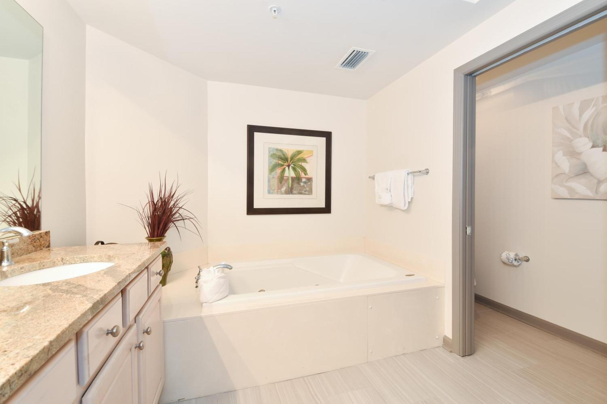 Silver Towers E102 Apartment *