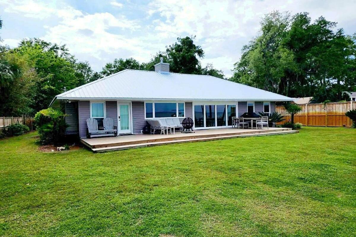 Holiday home Hidden Gem With New Patio And Private Dock