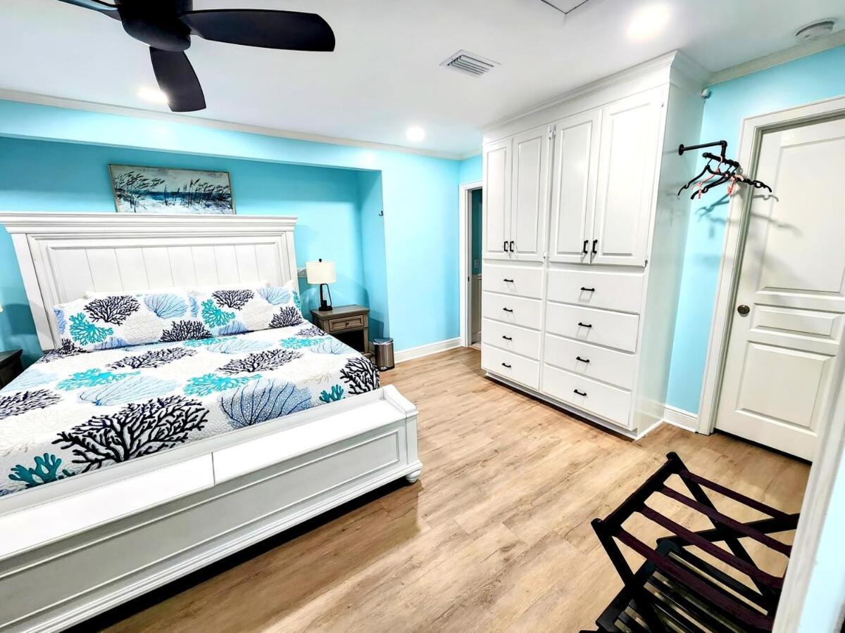Holiday home Hidden Gem With New Patio And Private Dock Destin