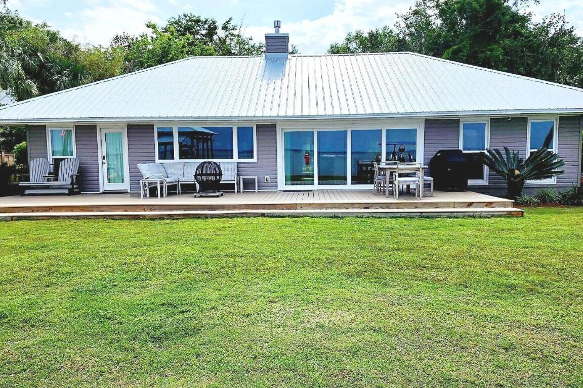 Hidden Gem With New Patio And Private Dock Holiday home