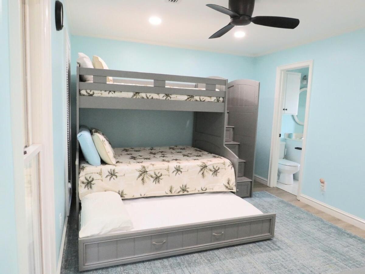 Holiday home Hidden Gem With New Patio And Private Dock