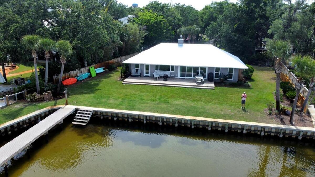 Holiday home Hidden Gem With New Patio And Private Dock Destin