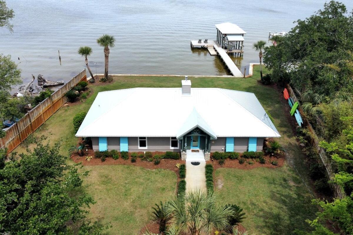Hidden Gem With New Patio And Private Dock Holiday home