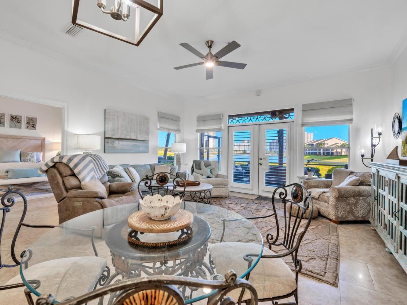 Lakefront 402 Holiday home