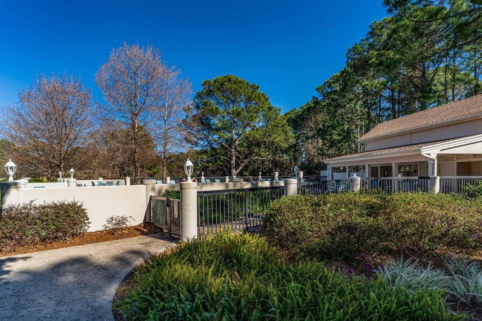 Augusta 552 - Dollar Links *
