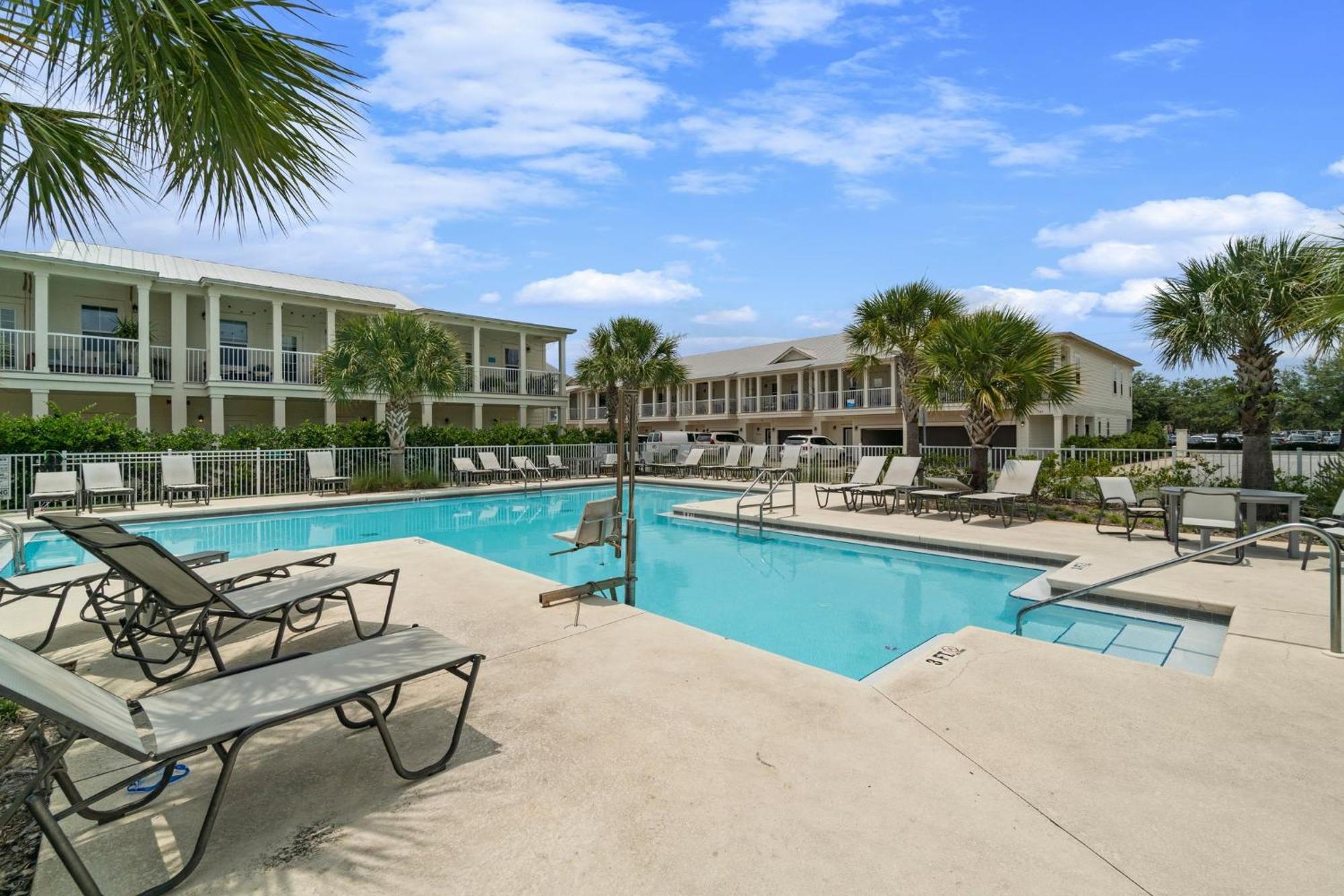 Crystal Dream With Pool And Dog Park Apartment