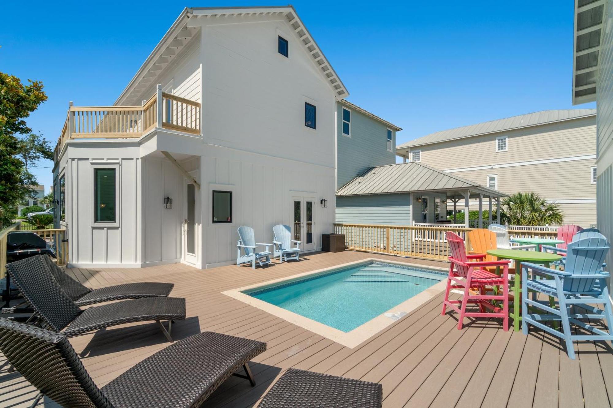 Holiday home The 19th Hole With Pool And Chair Setup