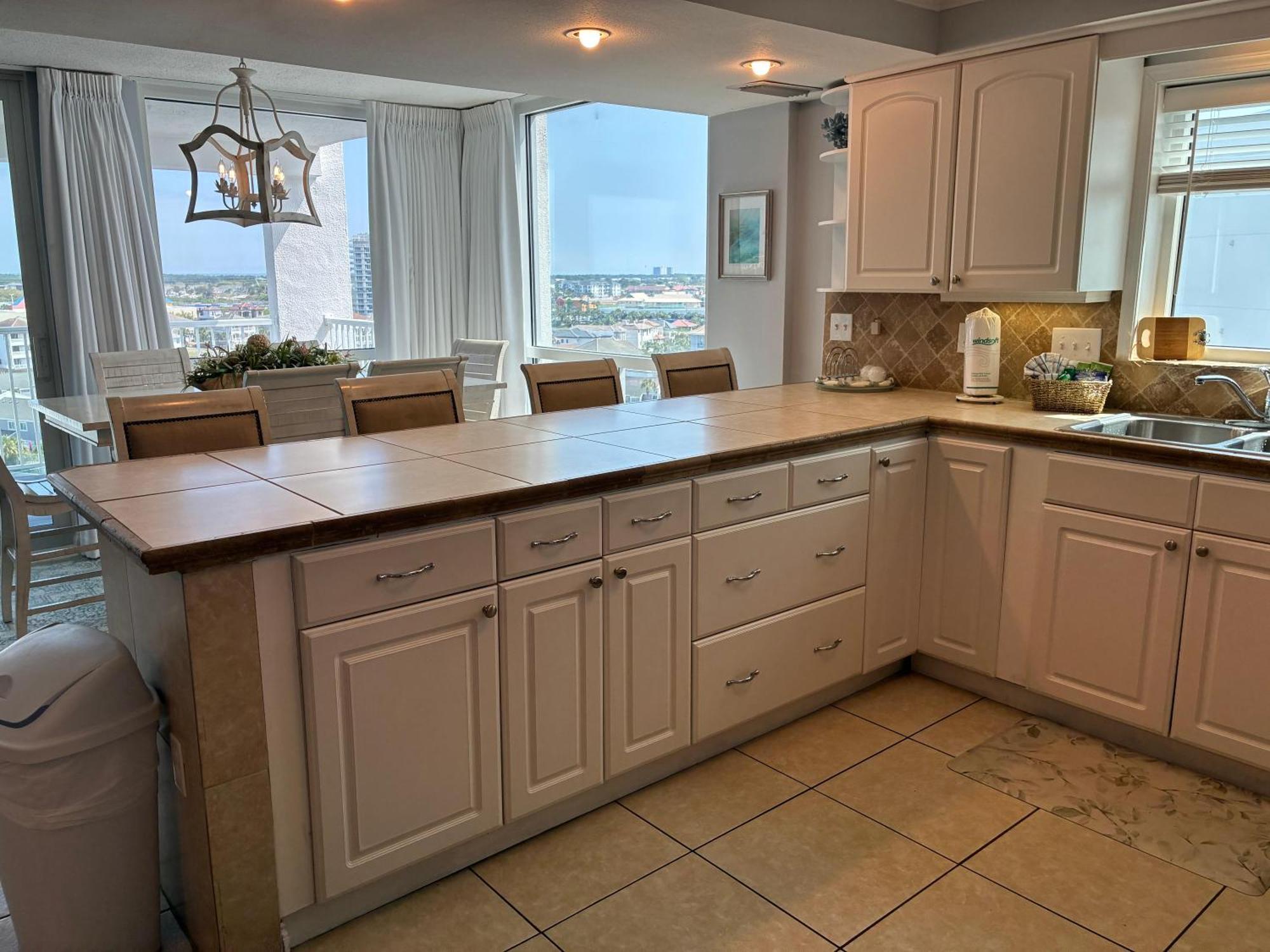 2111 - Shoreline Towers Unit Upgraded Condo- Free Setup! Holiday home Destin