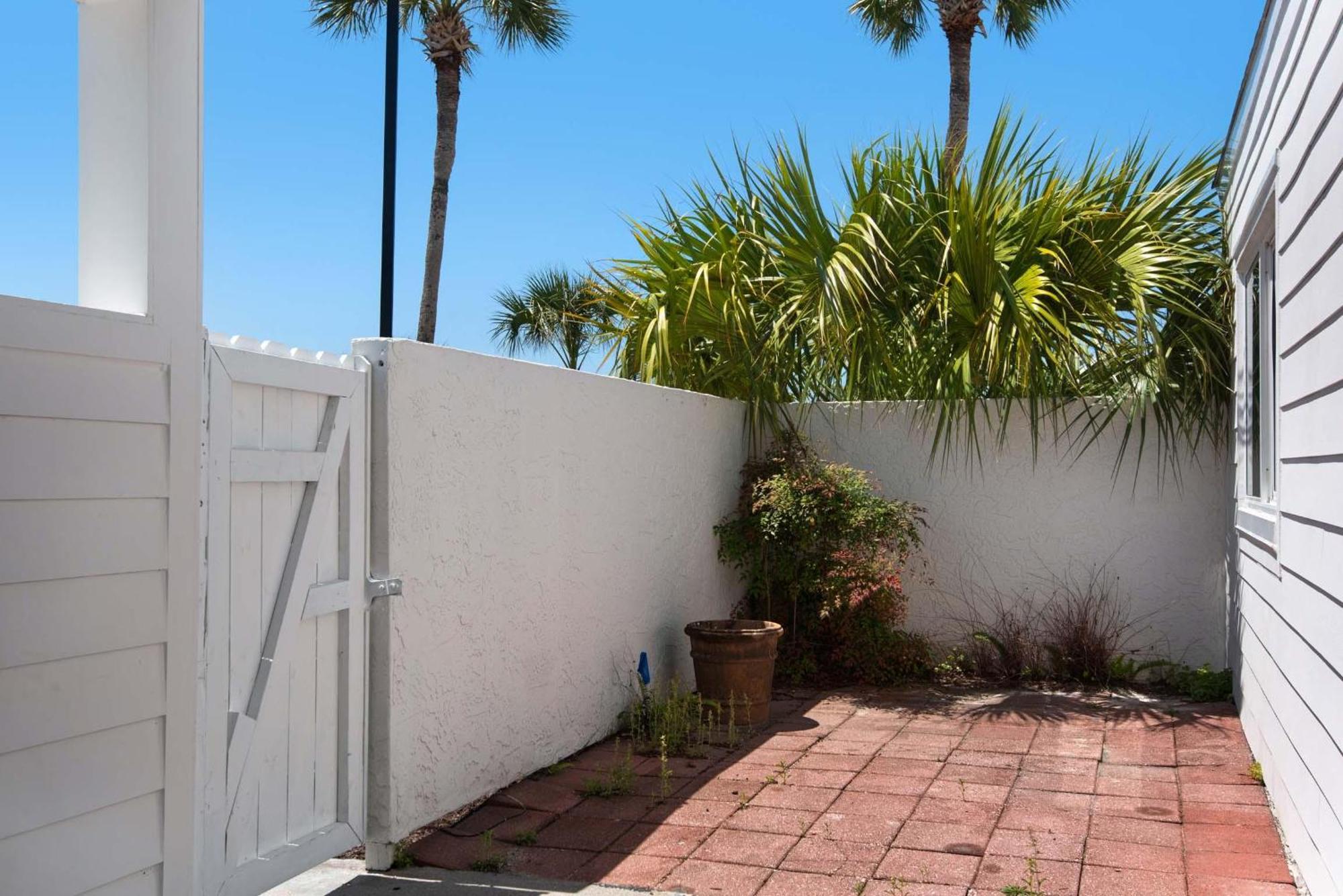 Shoreline Towers Townhouse 4-4 *