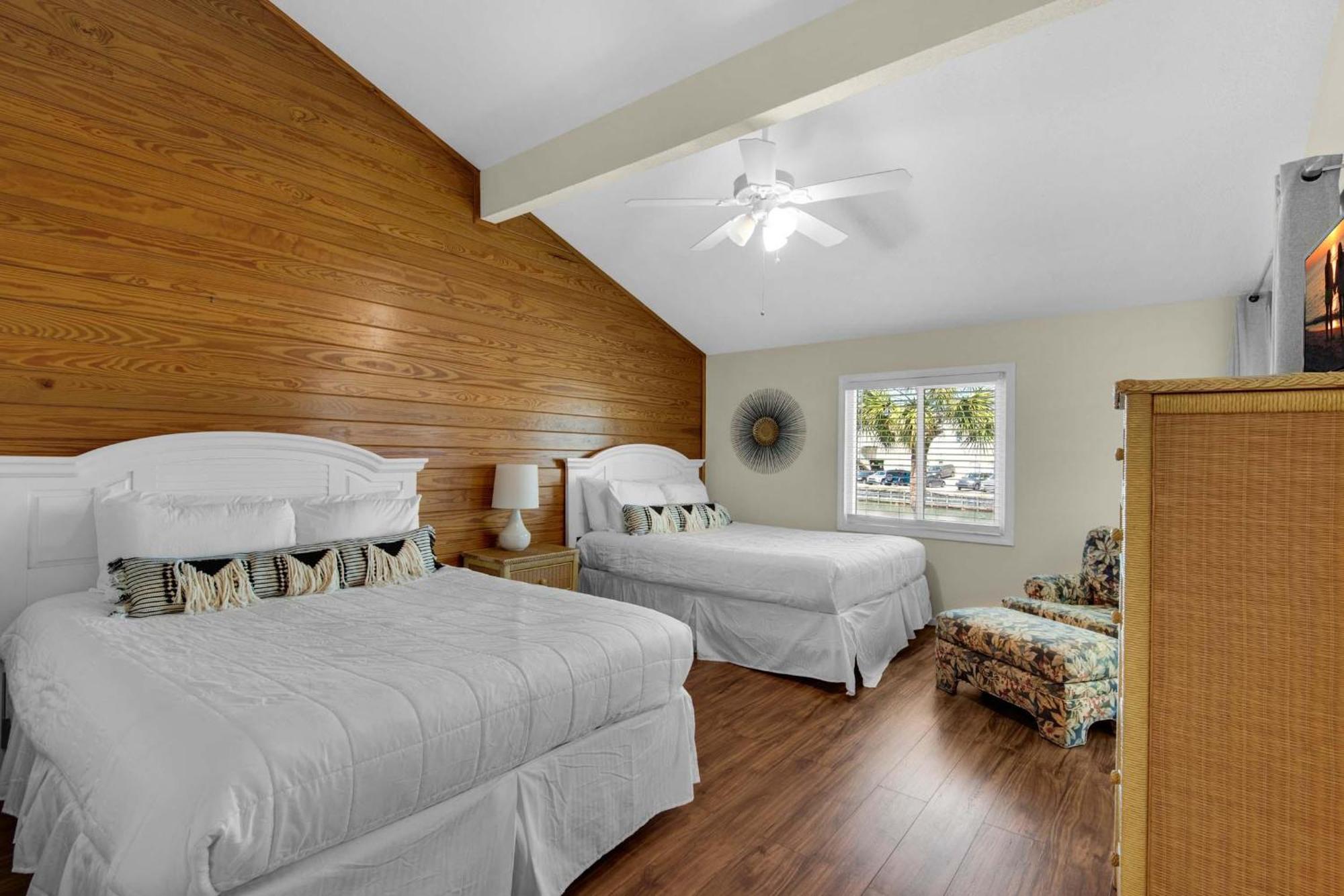 Shoreline Towers Townhouse 4-4 *