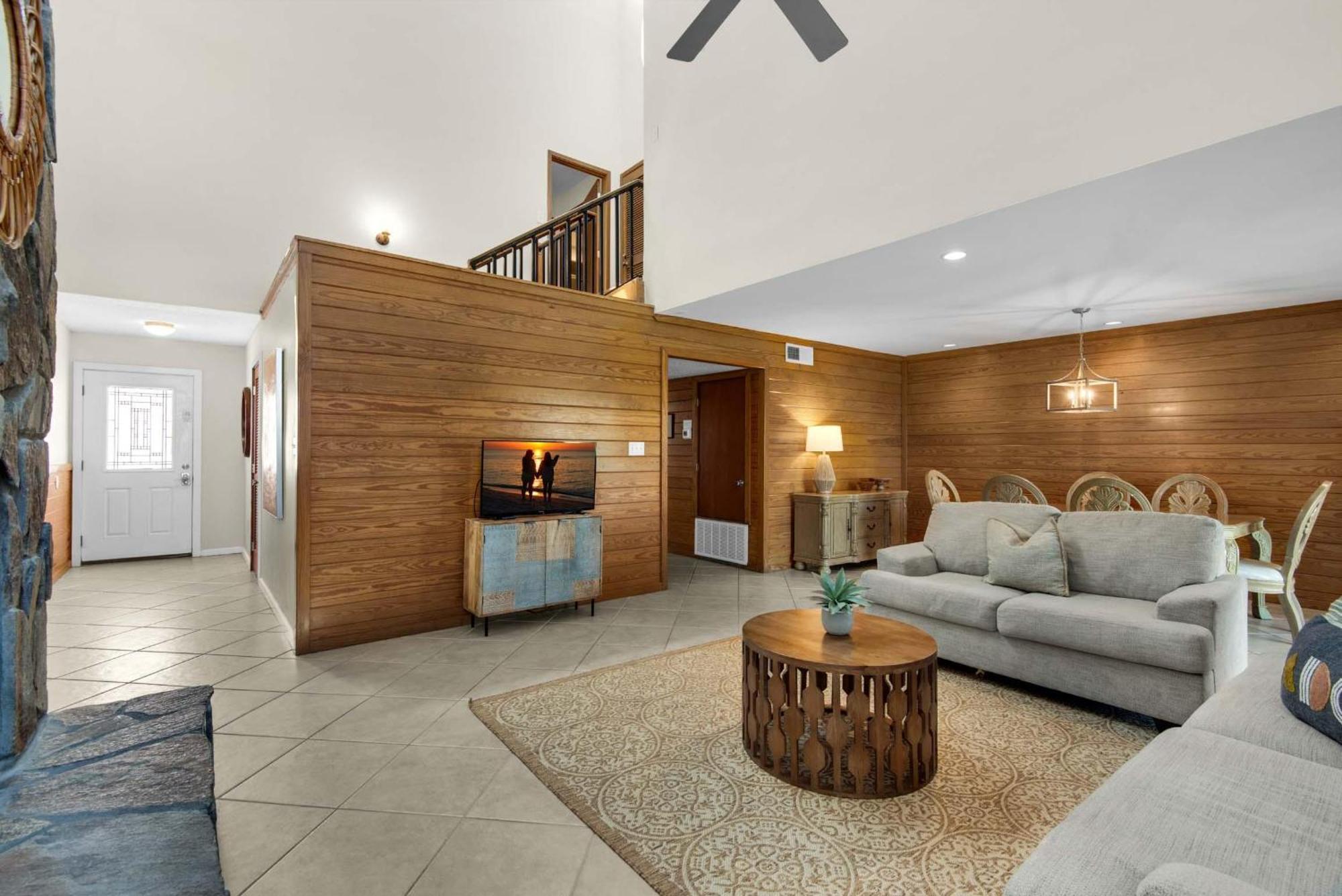 Shoreline Towers Townhouse 4-4 *