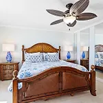 1065 Shoreline Towers Charming Beachfront Condo-Free Beach Setup