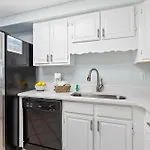 1065 Shoreline Towers Charming Beachfront Condo-Free Beach Setup