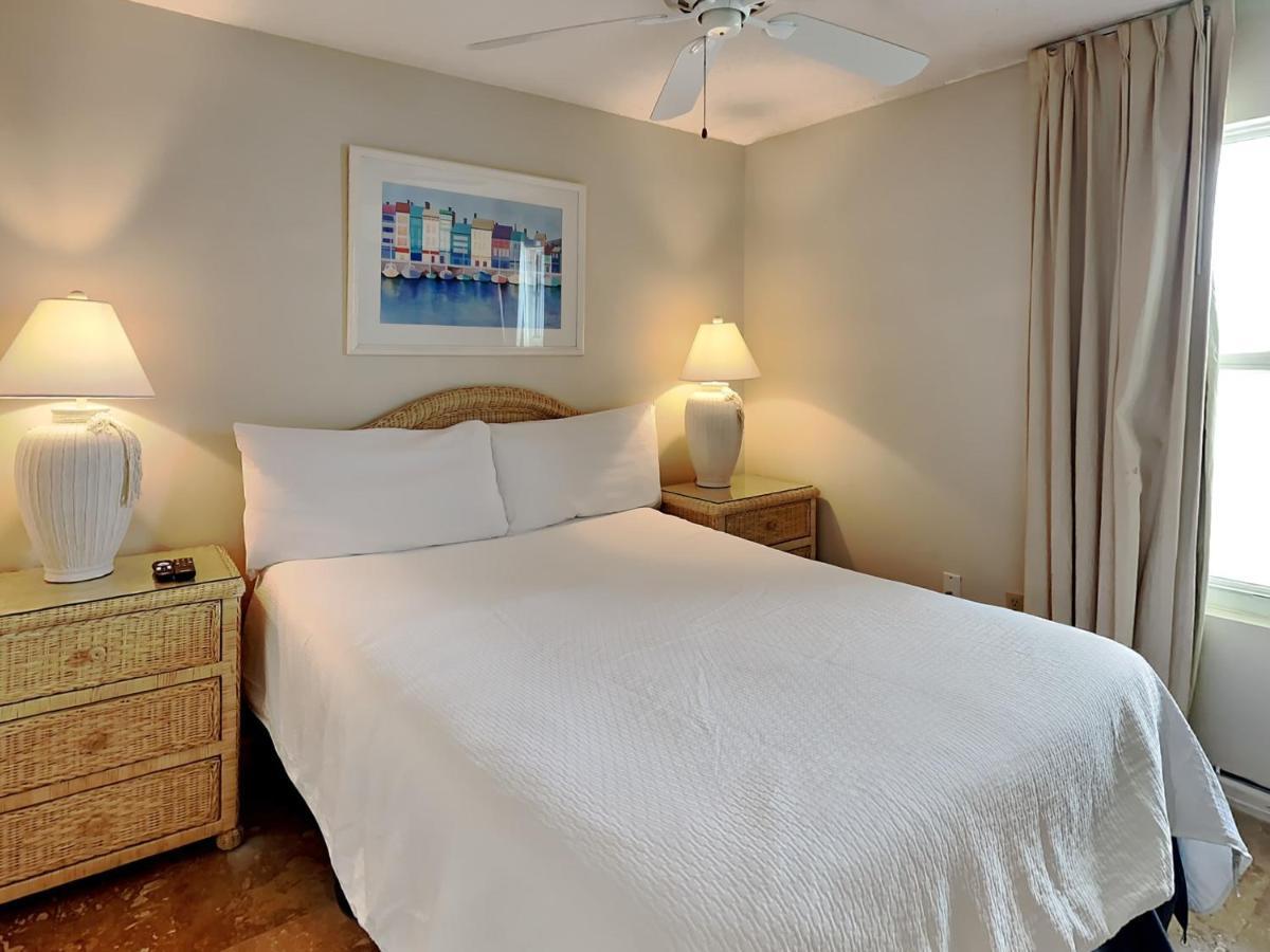 Apartment In With Outdoor Swimming Pool And 2 Bedrooms