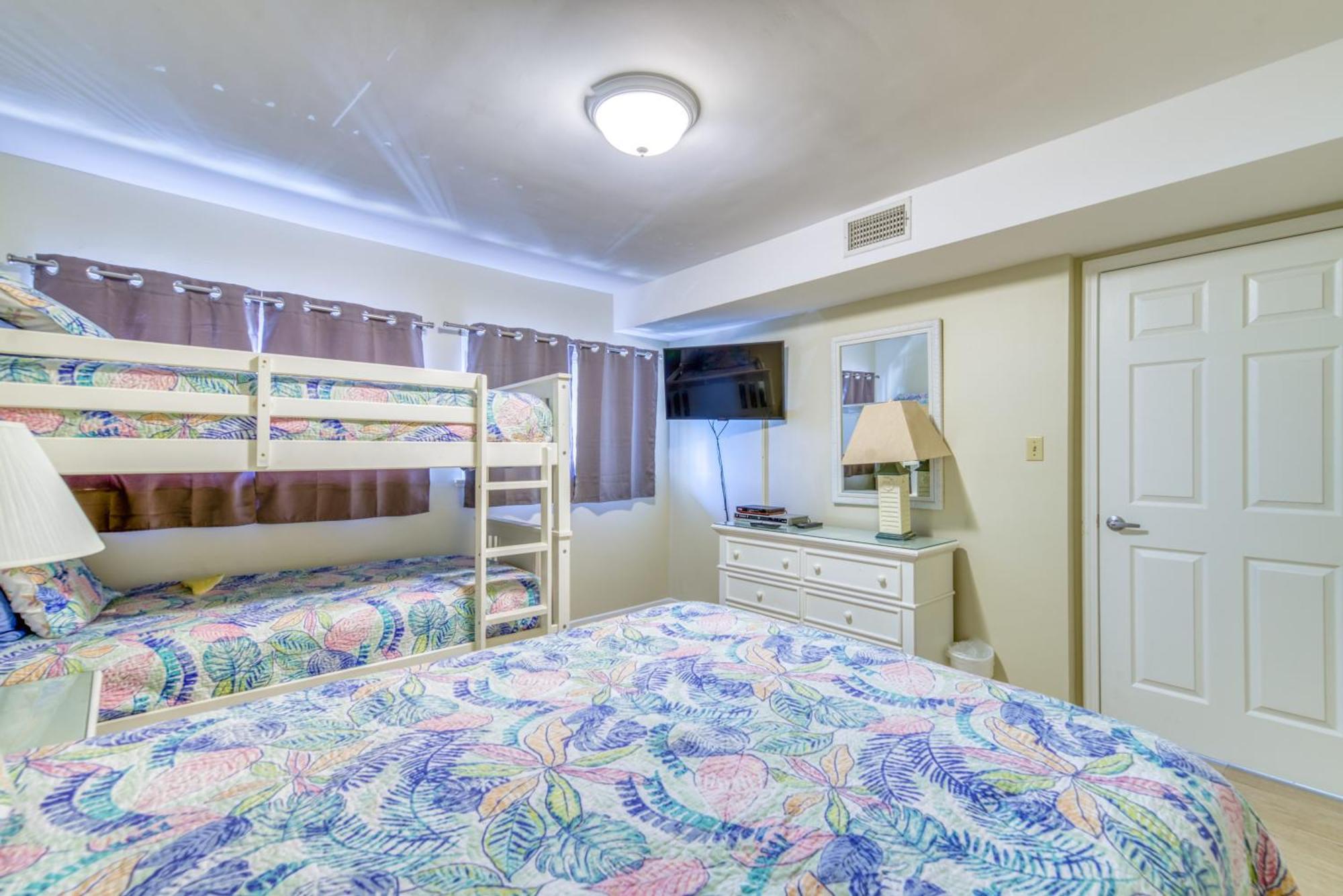 Apartment House D404 - Beachfront With Pool, Wifi, & Service