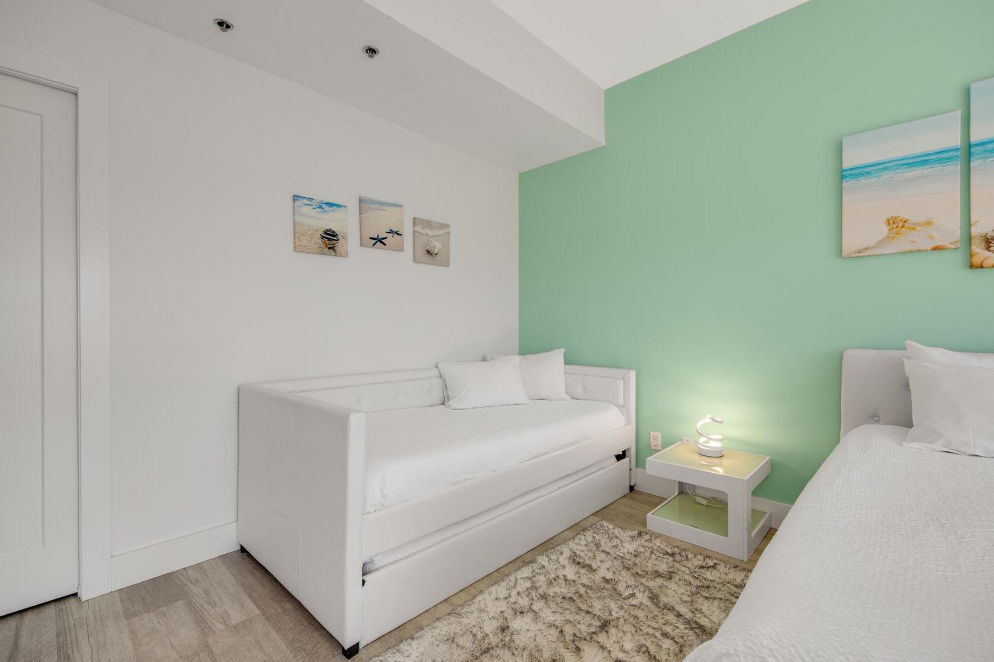 Tops'l Manor 114