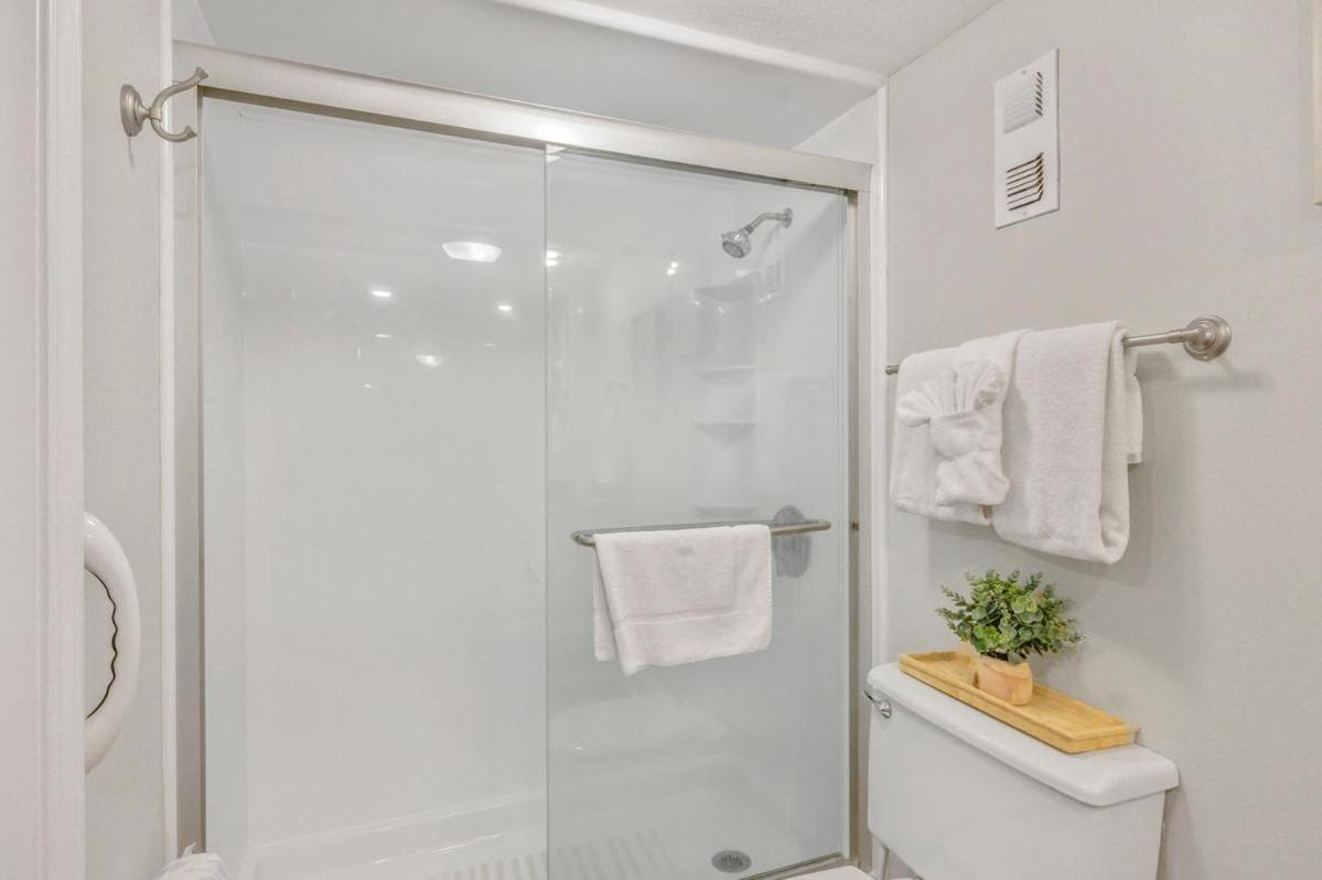 1033 - Shoreline Towers Beachfront Free Setup Destin