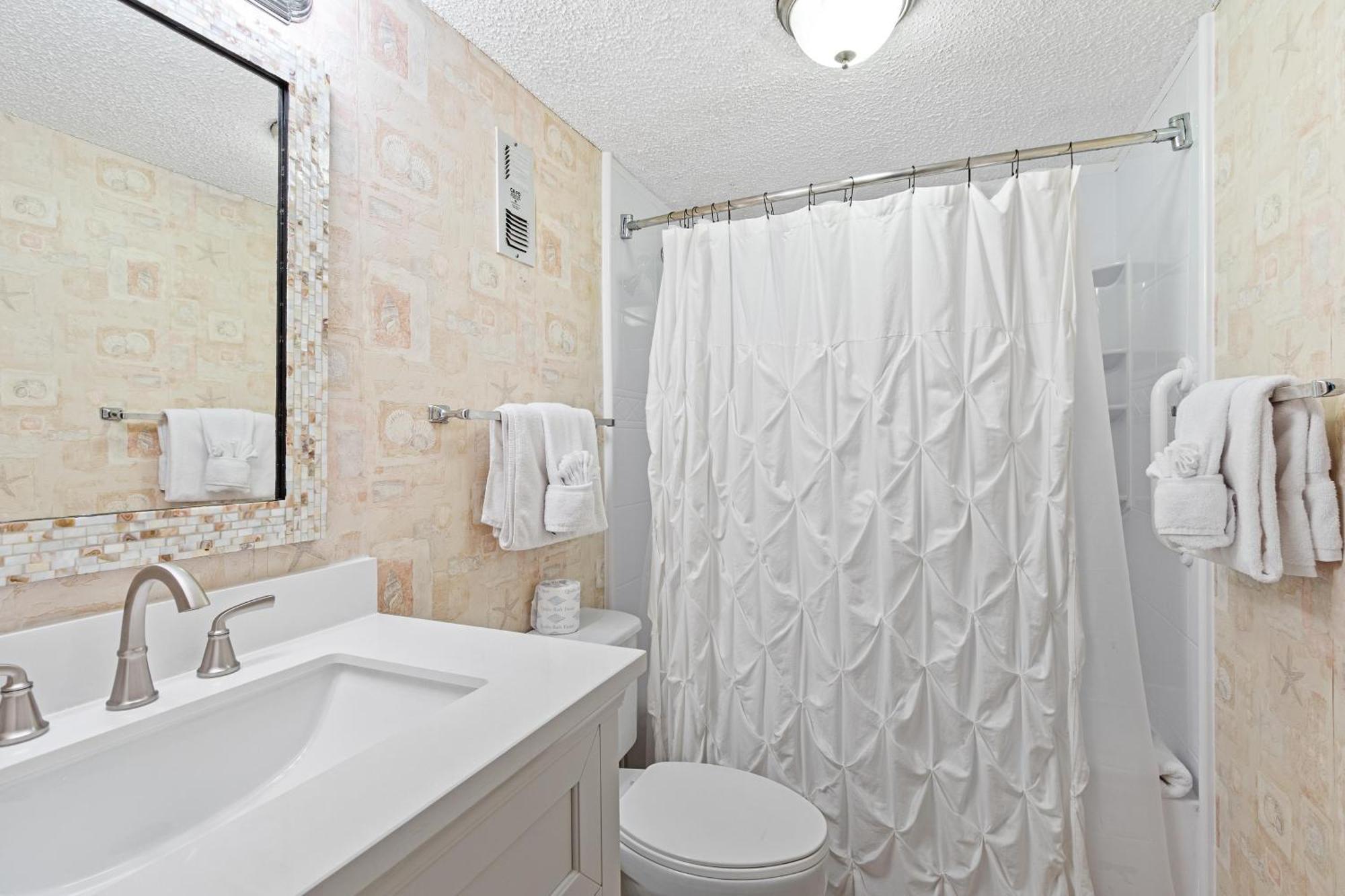1065 Shoreline Towers Charming Beachfront Condo-free Setup *