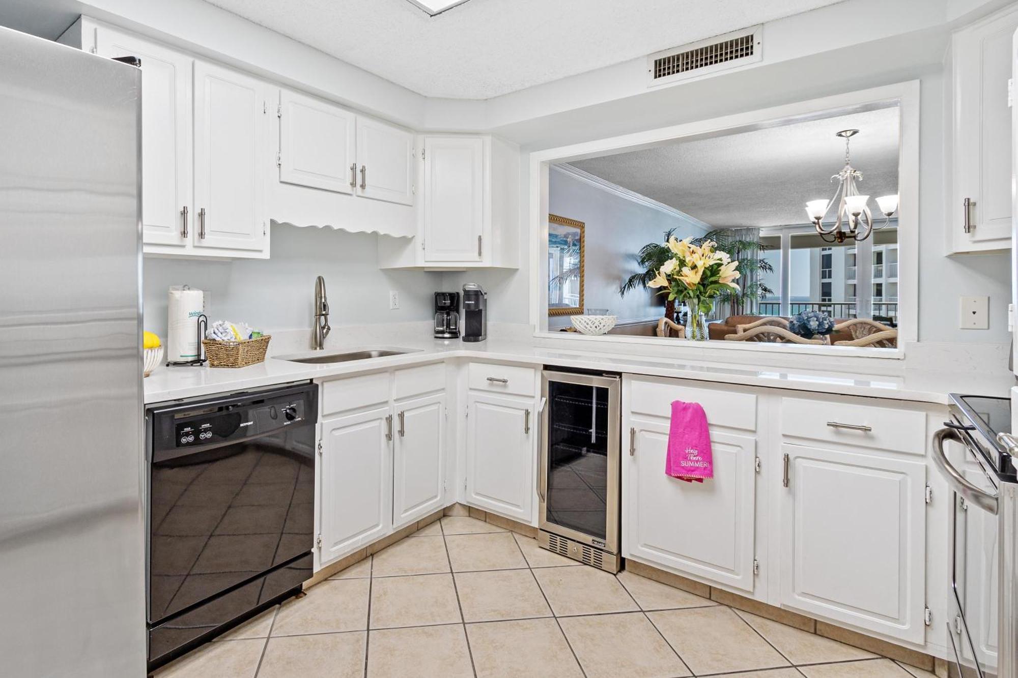 1065 Shoreline Towers Charming Beachfront Condo-free Setup Destin