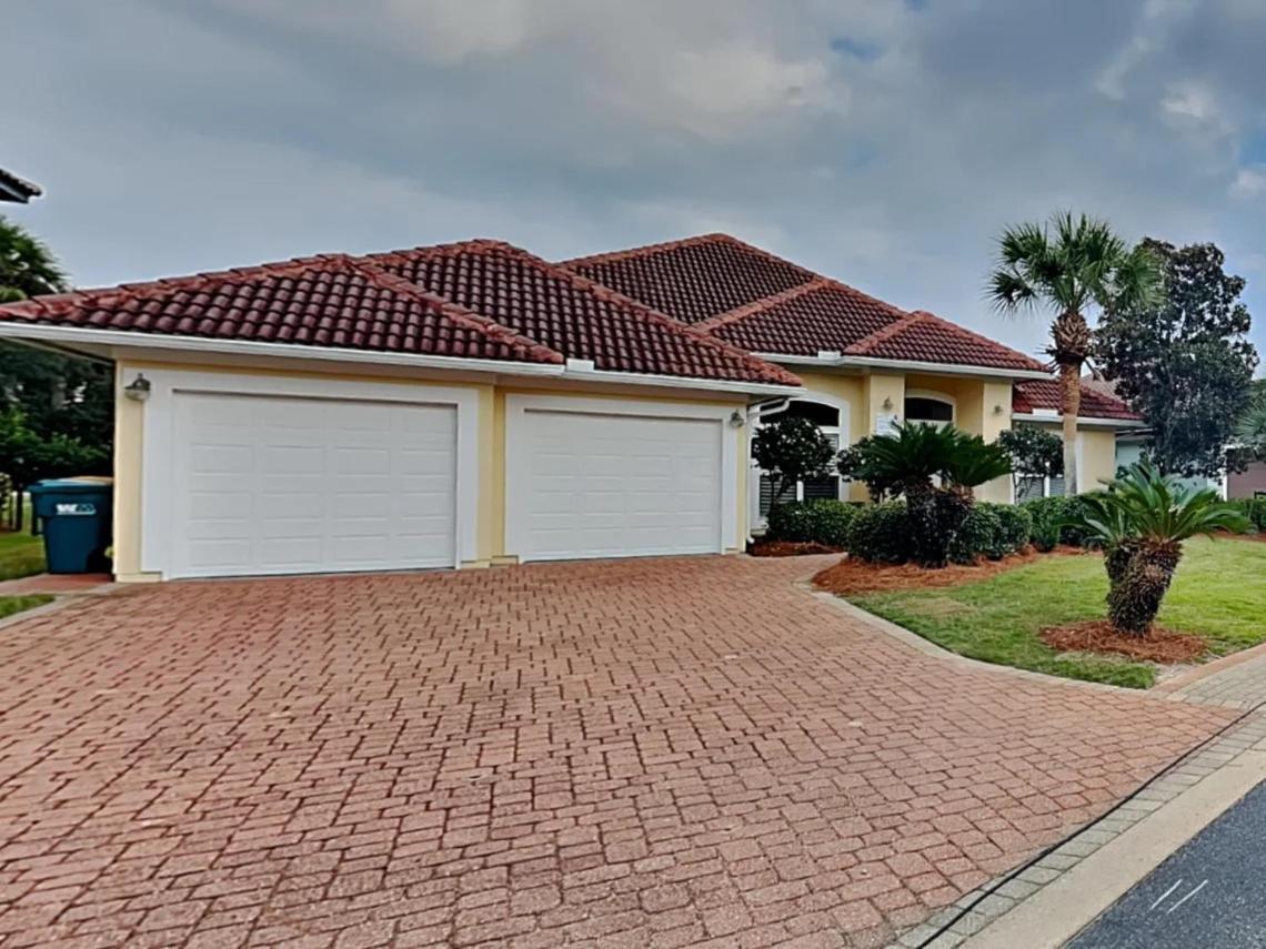 Beauty 4 Bed 3 Bath 5 Min Walk To In Gated Community Holiday home Destin